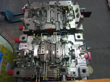 A modelagem por injeção plástica com material TPU+PA66, as peças usadas no automóvel coloca.