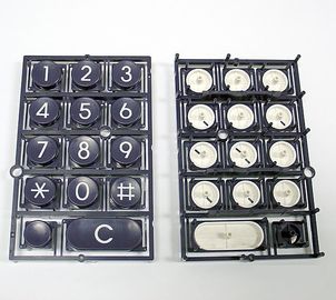 O processo da modelação por injeção do dobro do teclado do telefone parte preto e branco