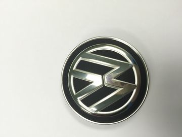 Modelagem por injeção plástica do logotipo de Volkswagen com PA66 + metal no campo do logotipo do carro